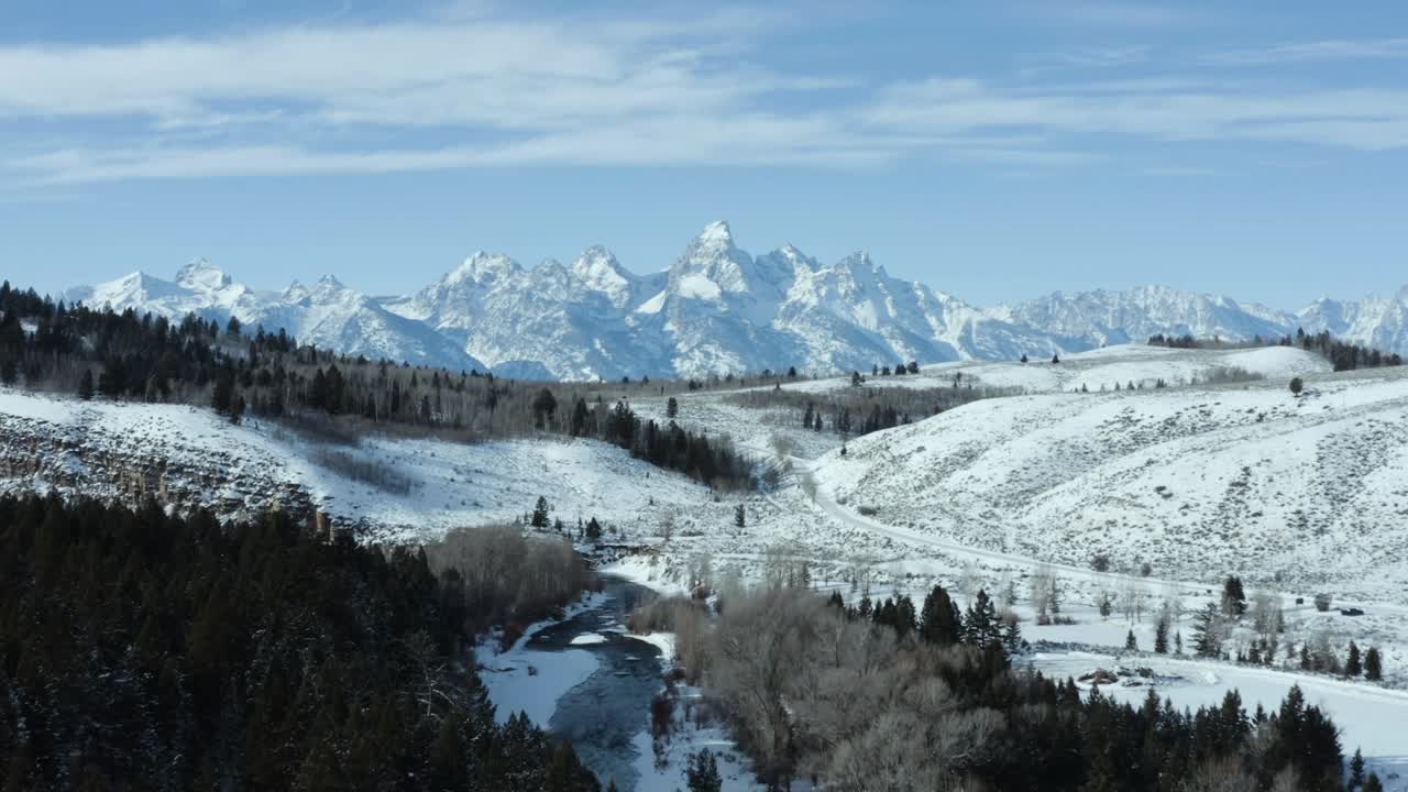 Luftaufnahme mit Annäherung an die Teton-Bergkette