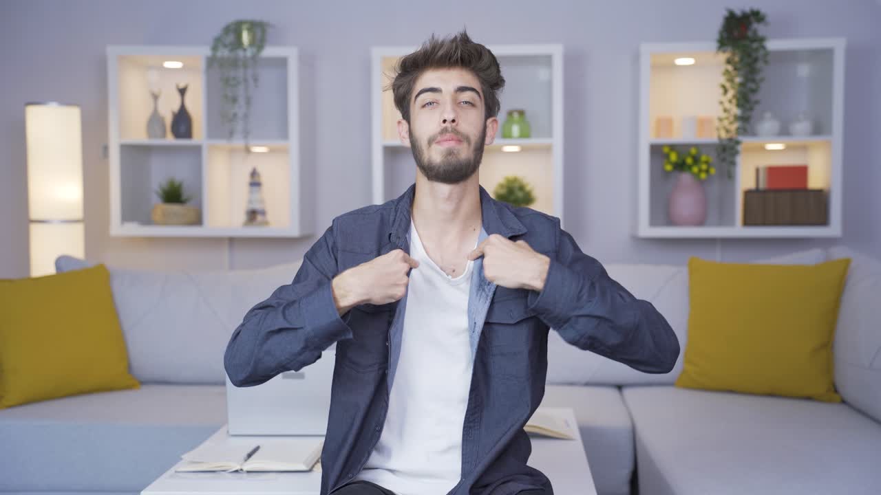 카메라 앞에서 동기부여 연설을 하는 남자