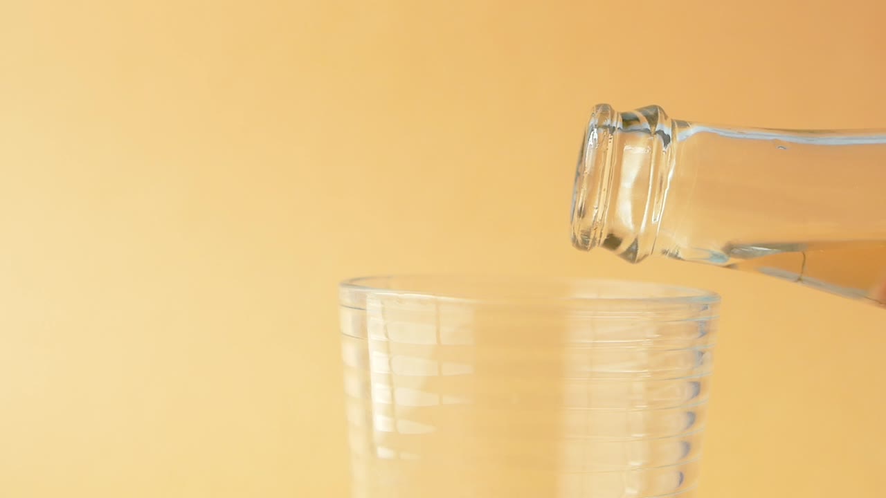 술잔 에 음료 를 부는 것