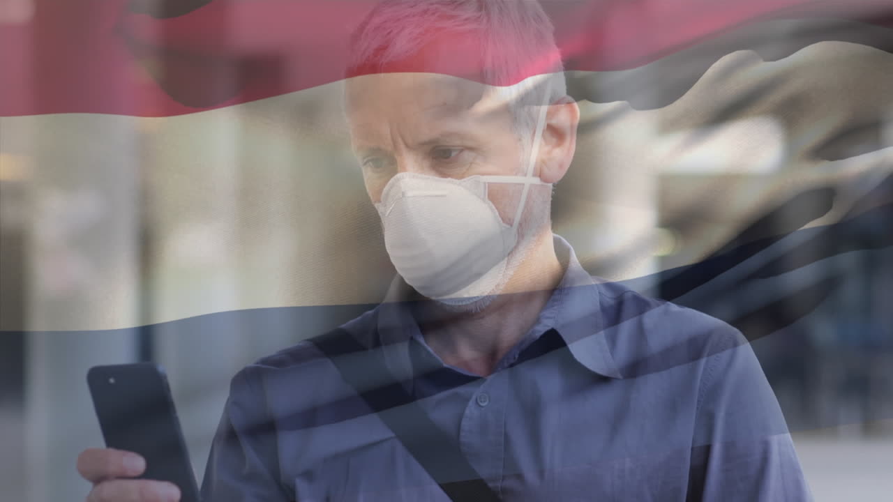 길거리에서 스마트폰을 사용하여 얼굴 마스크를 착용한 백인 남자가 네덜란드 발을 흔들고 있는 애니메이션