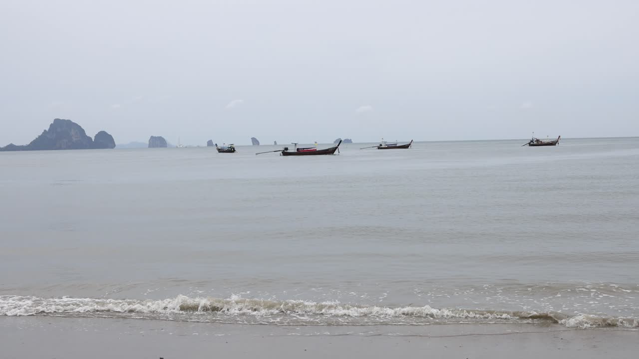 조용한 바다 풍경과 긴 리 보트