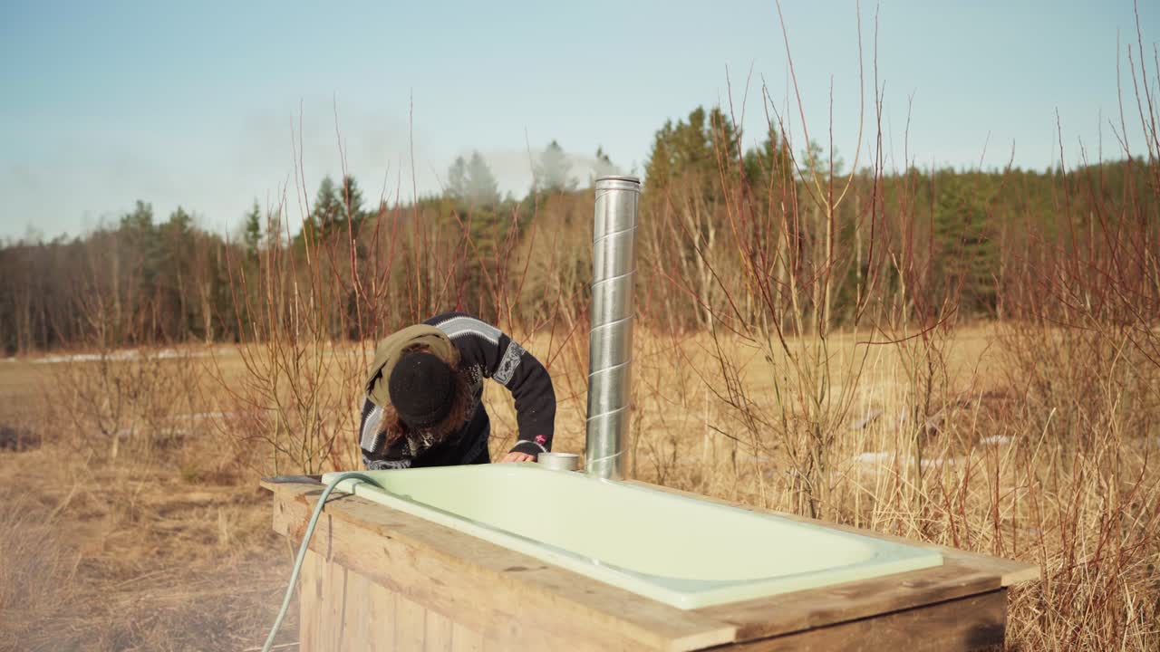 Mand med sit gør-det-selv vildmarksbad udendørs i naturen - Nærbillede