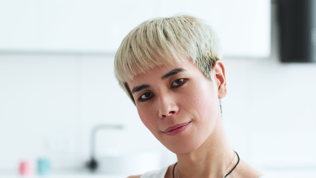 실내에서 포즈를 취하는 괴짜 남자