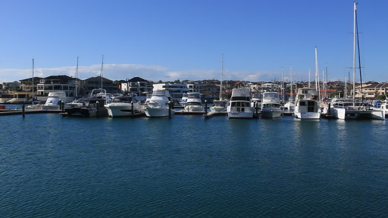 Un'imponente schiera di yacht e altre imbarcazioni ormeggiate in una splendida giornata estiva