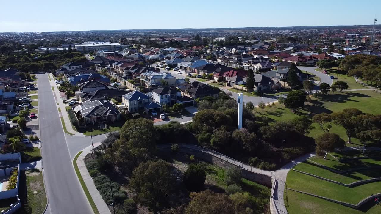 vista aérea de la órbita alrededor del faro entre casas cerca de la costa, perth, australia