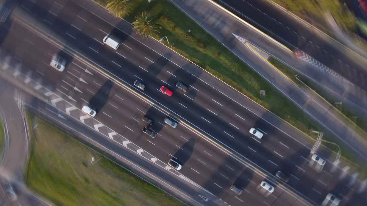 tráfico de automóviles que viajan a la carretera urbana de varios carriles, antena giratoria