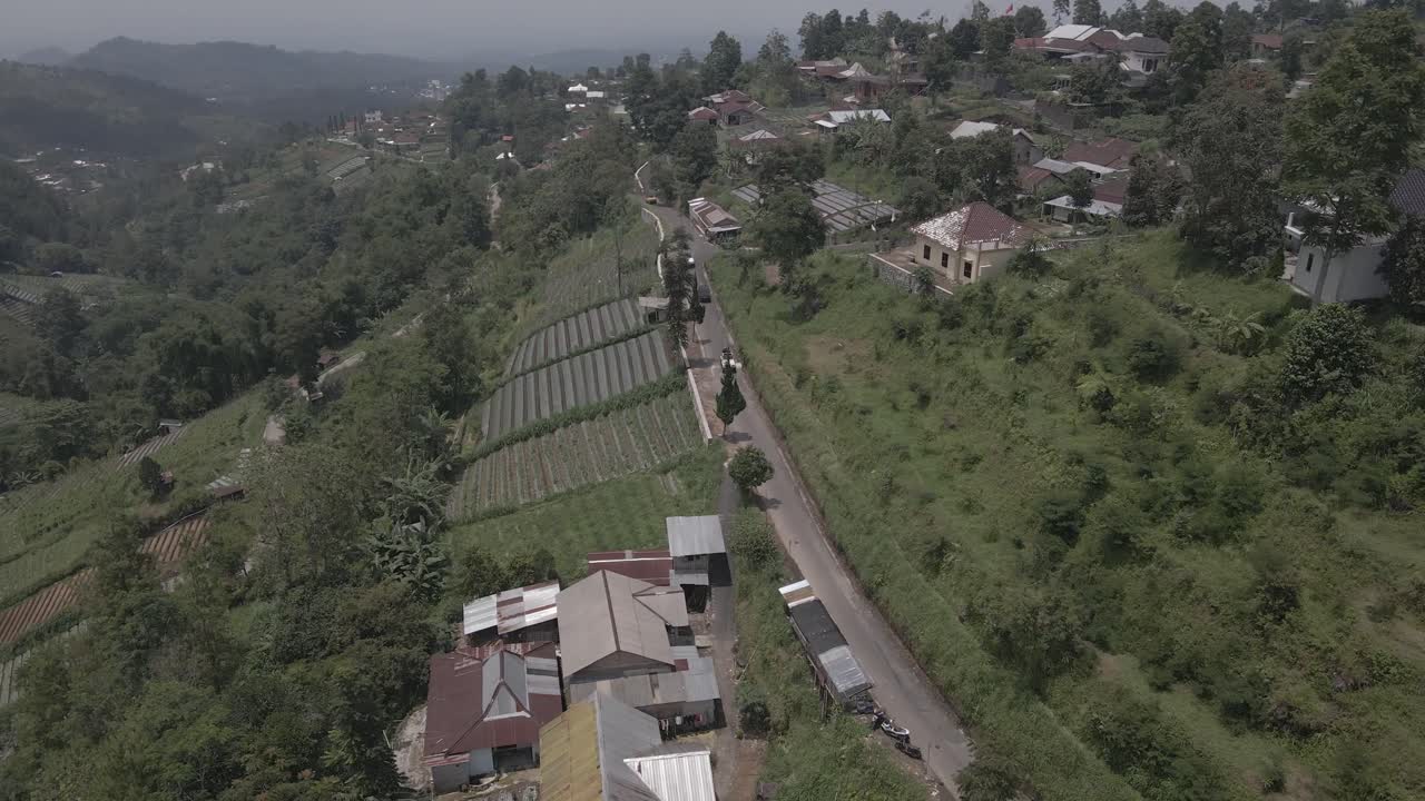 Flyfoto, en jeeptur gjennom landskapet i Tawangmangu, Indonesia.