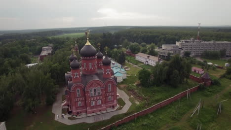 Flug-über-Die-Himmelfahrtskathedrale-In-Lukino,-Russland