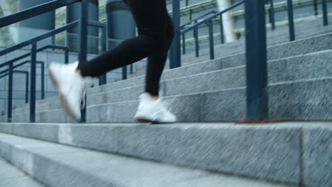 Cerrar-Mujer-Fitness-Subiendo-Escaleras.-Mujer-Corredora-Terminando-El-Ejercicio-De-Carrera