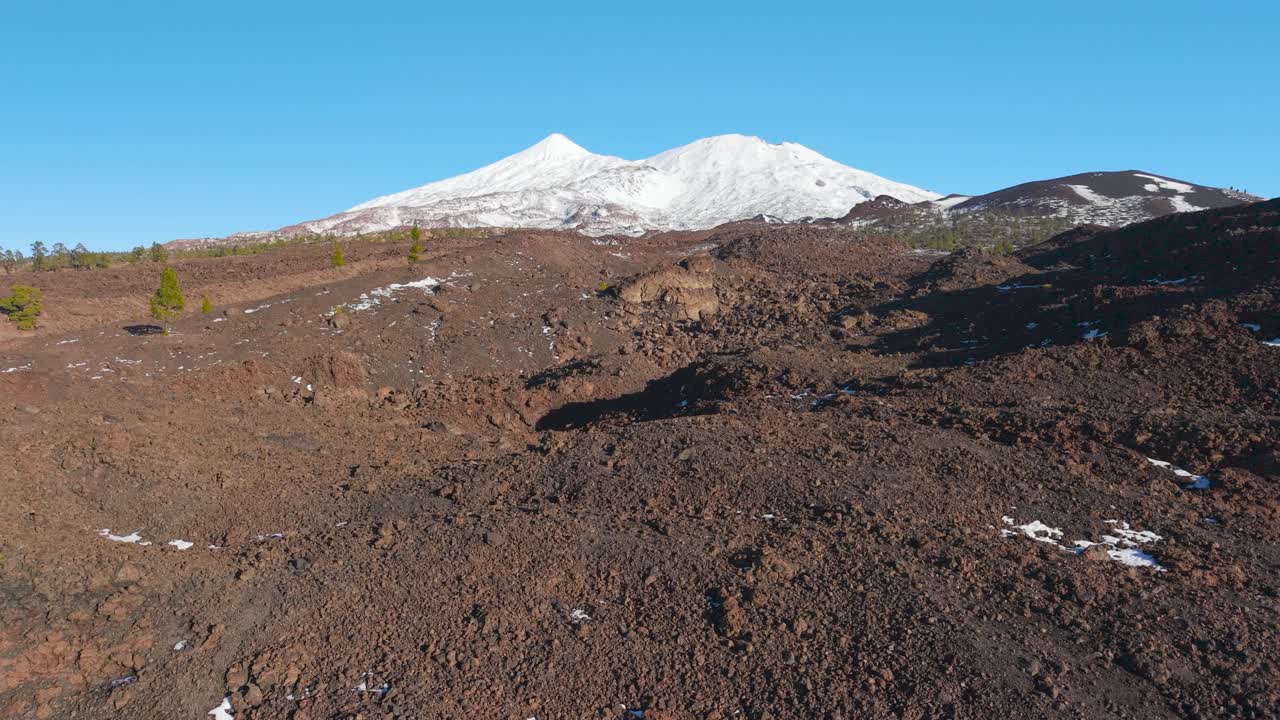 Vulcano Teide innevato con campi di lava a Natale 2025, Isole Canarie
