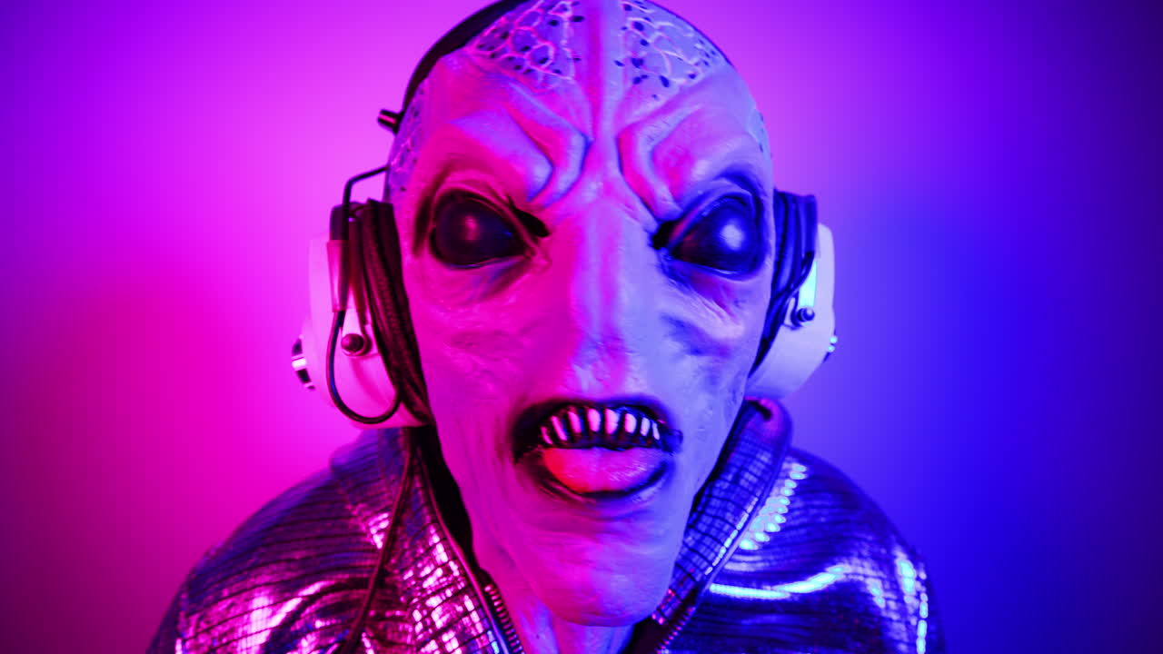 Personaggio alieno con le cuffie che balla sotto luci al neon