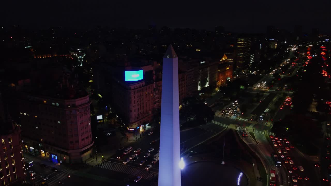 Vista aerea dell'Obelisco di Buenos Aires e del traffico cittadino di notte.