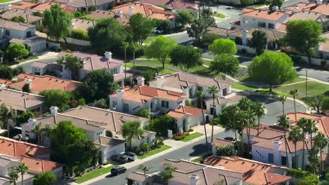 Barrio-De-Gama-Alta-Del-Suroeste-De-EE.UU.-Con-Casas-Con-Techo-De-Terracota-Y-Palmeras