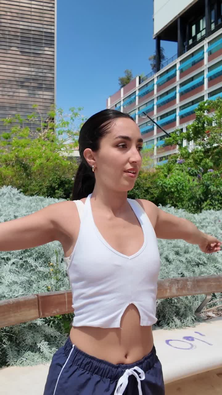 mujer estirándose al aire libre