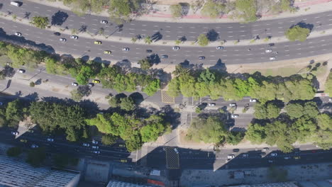 imágenes aéreas de cinco carriles de tráfico en botafogo en río de janeiro, brasil