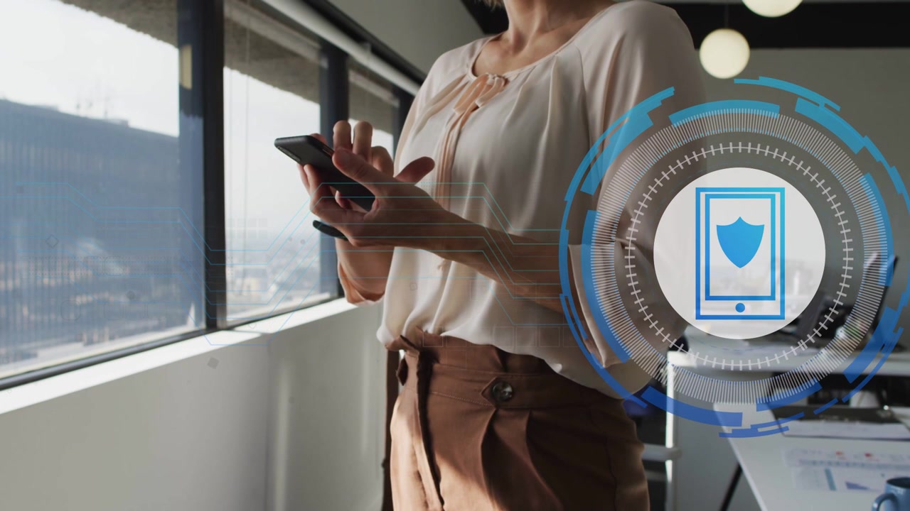 Donna di mezza età che tiene il telefono vicino alla finestra, toccando lo schermo e causando la crescita di un HUD di sicurezza, proteggendo i dati