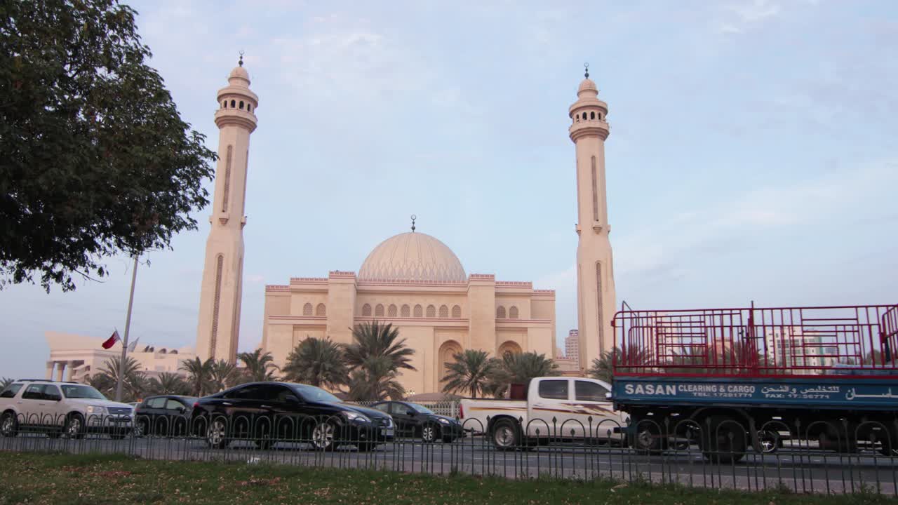 timelapse - día a noche de la mezquita alfateh en manama, bahrein