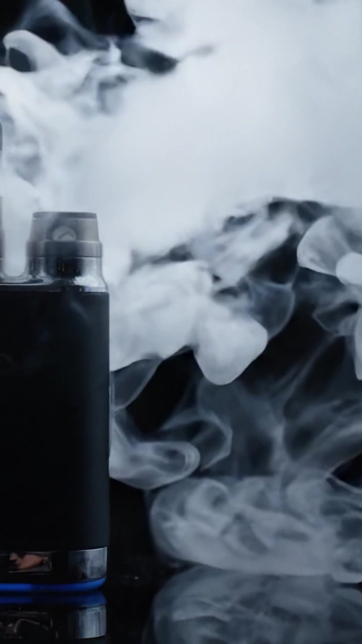 Dramatic Transformation of a Vaporizer Against a Dark Background: From Stillness to Cloudy Vapor Emission in a Captivating Visual Display