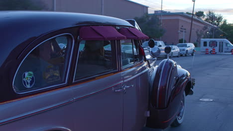 Inolvidables-Fiestas-De-Barrio-Con-Un-Clásico-Lowrider-Mexicano