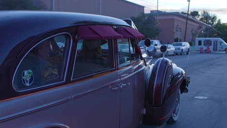 inolvidables festividades del barrio con un clásico lowrider mexicano