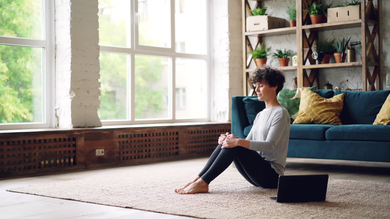 mujer haciendo yoga en casa