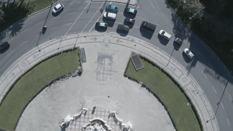 vista diurna de la plaza marquês de pombal, ubicada en el corazón de lisboa, portugal, es un testimonio de la historia y la planificación urbana