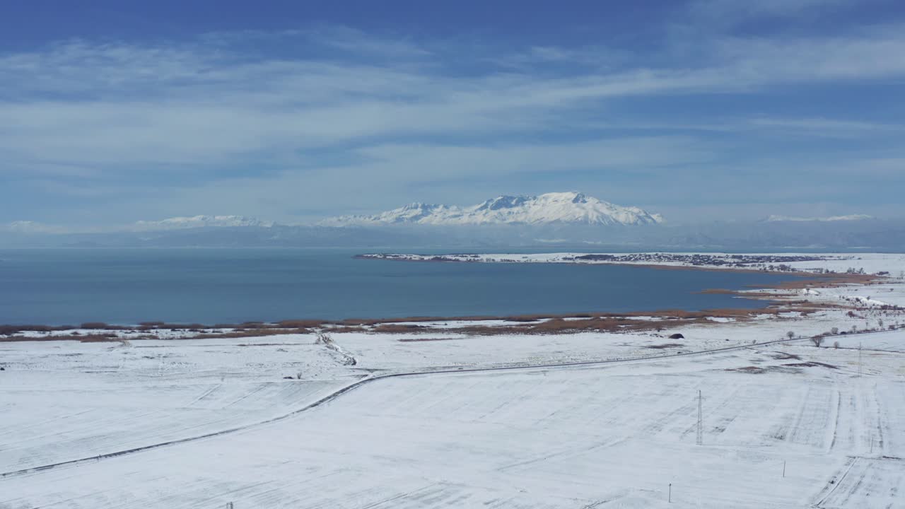 冬のトルコ、コンヤのベイシェヒル湖の空撮