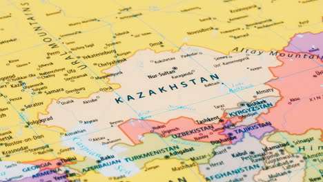 Primer-Plano-De-La-Palabra-País-Kazajstán-En-Un-Mapa-Mundial-Con-El-Nombre-Detallado-De-La-Ciudad-Capital