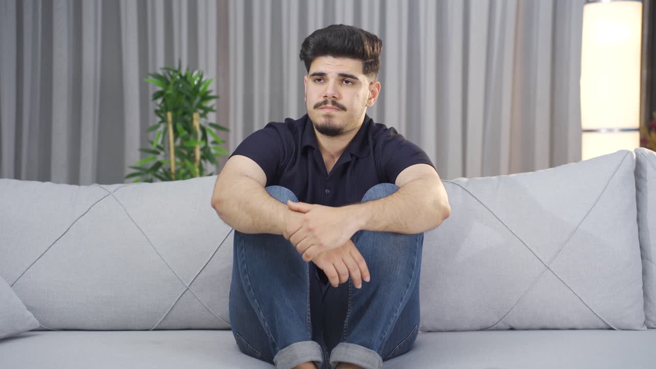 un joven solitario triste y deprimido en su casa.