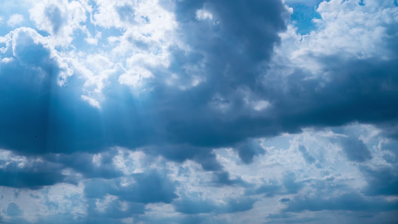 타임 스 색 은 오라카가 은 날 푸른 하늘을 떠다닙니다.