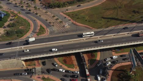 Eine-Straßenbahn-In-Casablanca-Fährt-Unter-Einer-Brücke-Hindurch