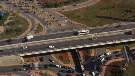 un tranvía en casablanca pasando por debajo de un puente