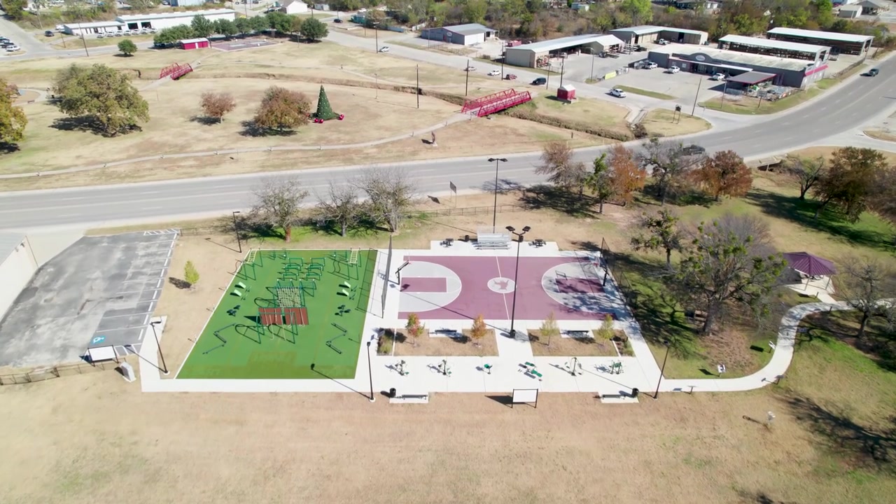 Video aéreo del parque Champions Park en Bridgeport, Texas, cancha de baloncesto y área de gimnasio volando hacia el norte