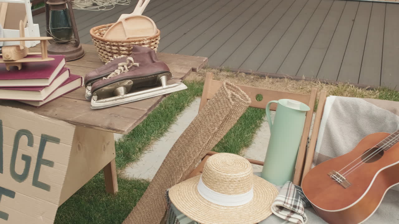 разнообразие товаров на гаражной продаже