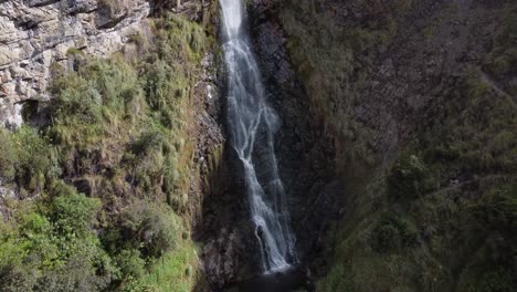 Fangen-Sie-Die-Ruhe-Mit-Einer-Statischen-Drohnenaufnahme-Des-Candela-Fasso-Wasserfalls-In-Cotopaxi,-Jatun-Ära,-Ein