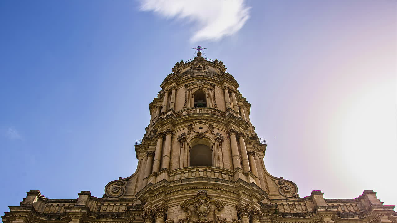tiro de lapso de tiempo de nubes voladoras detrás de la cúpula de st