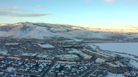 Concurrido-Pueblo-De-Utah-Con-Montañas-Al-Fondo.