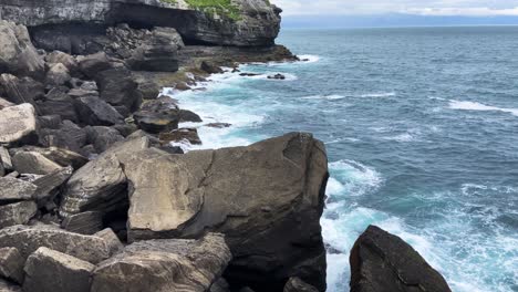 Litlihöfði-Island,-Schroffe-Felsbrocken,-Felsige-Küstenlandschaft,-Meereslandschaft,-Wellen,-Die-Auf-Die-Küste-Treffen