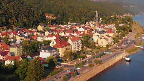 Vista-Aérea-De-Bad-Schandau-Y-El-Río-Elba-En-La-Suiza-Sajona,-Alemania