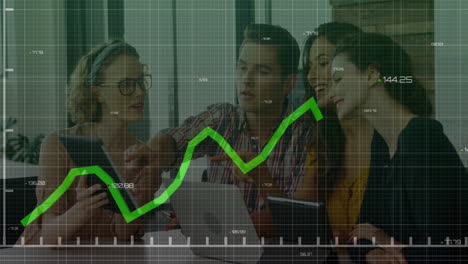 animación del procesamiento de datos estadísticos contra diversos colegas discutiendo sobre la tableta en la oficina