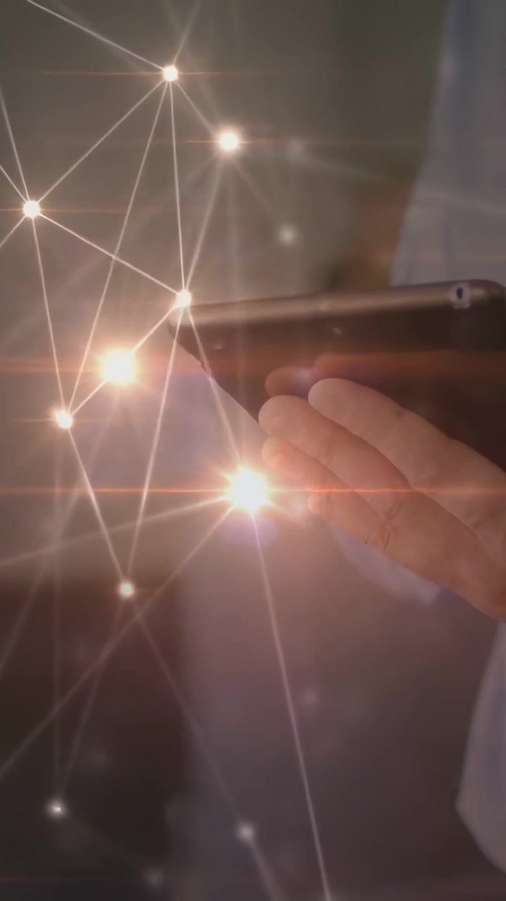 Video verticale: Uomo d'affari che tocca il dispositivo, creando una rete di nodi che traccia il movimento del dito per l'analisi.