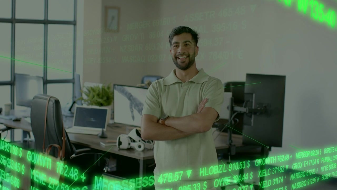 Ein Mann steht im Büro, während ein grünes Ticker-Scrolling-Overlay ihn mit verschränkten Armen zeigt, wie er auf Daten reagiert.