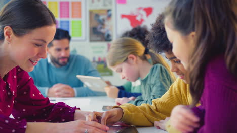 Estudiantes-De-Escuela-Primaria-Y-Maestra-Usando-Tabletas-Digitales-En-Clase