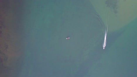 vista aérea de arriba hacia abajo del río fraser en harrison mills con un barco anclado en el medio del río y otro que pasa