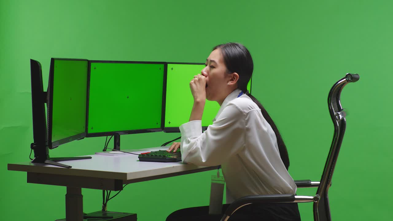 컴퓨터에서 피곤한 노동자