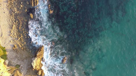 Toma-De-Drones-Ariel-De-4k-De-Aguas-Cristalinas-A-Lo-Largo-De-La-Costa-De-Una-Hermosa-Playa-Soleada