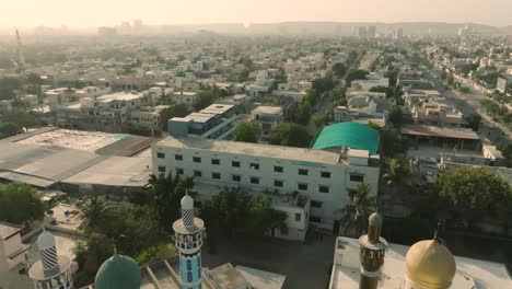 Vista-Aérea-Panorámica-Del-Centro-De-Investigación-Islámica,-Ciudad-De-Karachi-Bajo-Un-Cielo-Brumoso-Debido-A-La-Contaminación-Del-Aire-Y-El-Cambio-Climático,-Sindh,-Pakistán