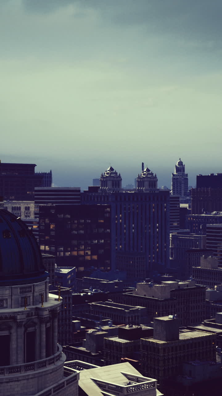 Vista del horizonte de una ciudad bajo nubes espectaculares durante el crepúsculo