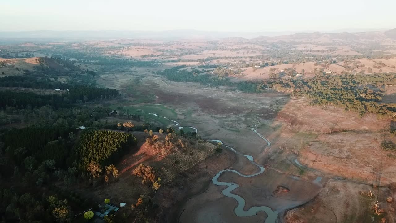 imágenes aéreas de drones sobre el paisaje cerca de los tramos superiores del lago eildon, cerca de mansfield en el centro de victoria, australia