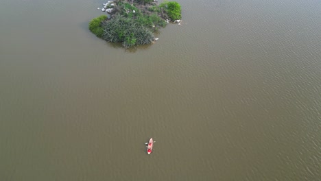 Vista-De-Dron,-Remando-Hacia-La-Laguna-De-Manialtepec